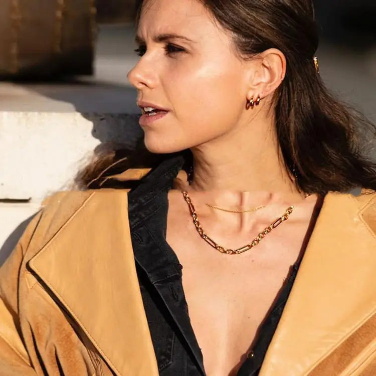 Gold-plated retro necklace with an oval pendant – stylish jewelry in a fashionable version