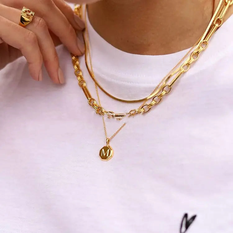 Gold-plated retro necklace with an oval pendant – stylish jewelry in a fashionable version