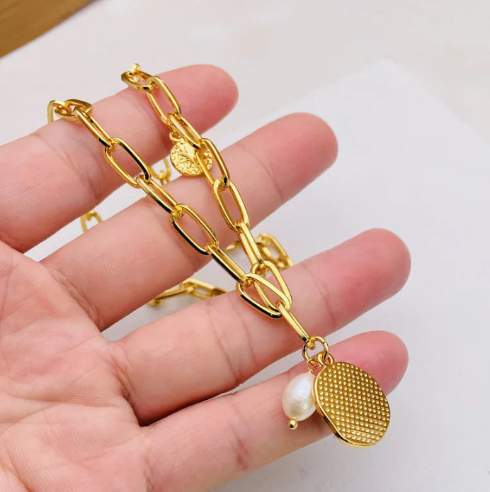 Naszyjnik z perłami i zawieszką – pająk, gwiazda i moneta na łańcuszku