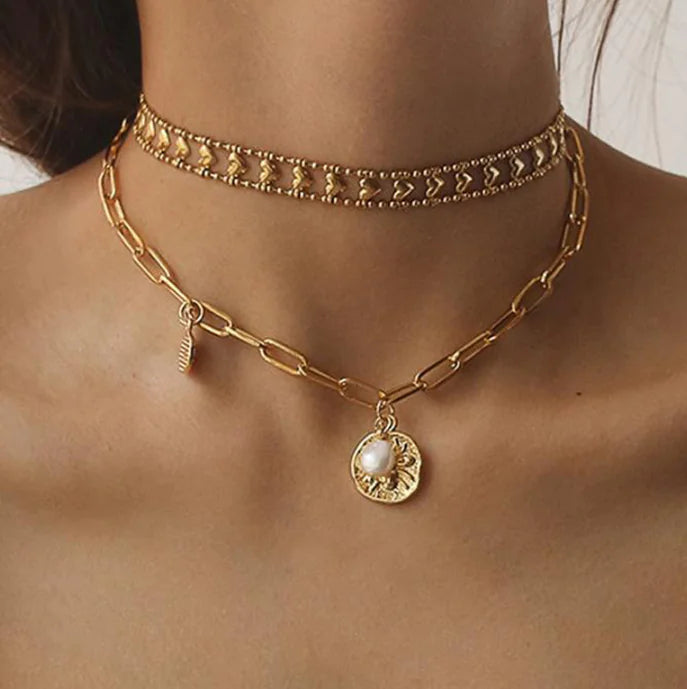 Naszyjnik z perłami i zawieszką – pająk, gwiazda i moneta na łańcuszku