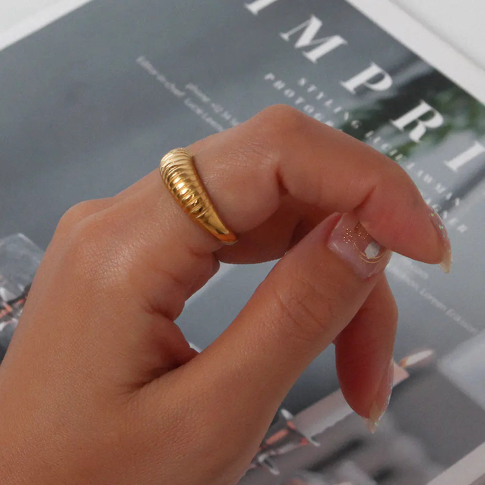 Złoty pierścionek z paskami – modny dodatek dla kobiet