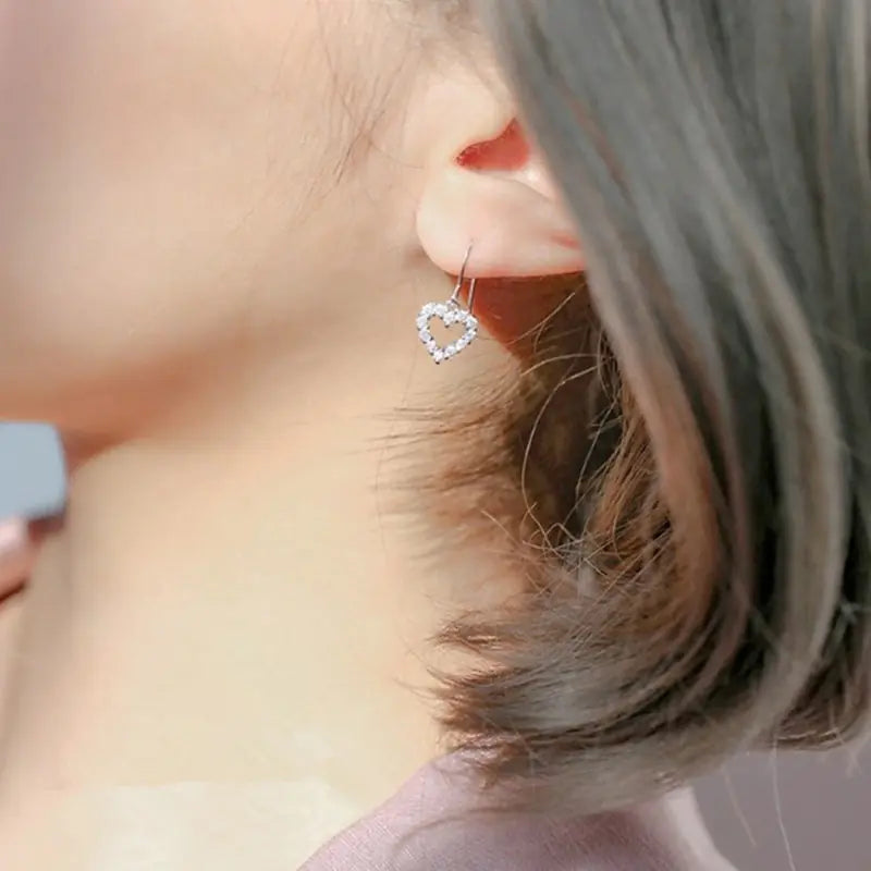 Charming heart-shaped earrings made of S925 silver for girls
