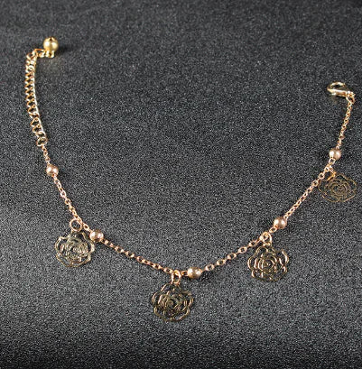 Letnia bransoletka na kostkę z różą, ważką, motylem i muszlami – damska biżuteria z kamieniami