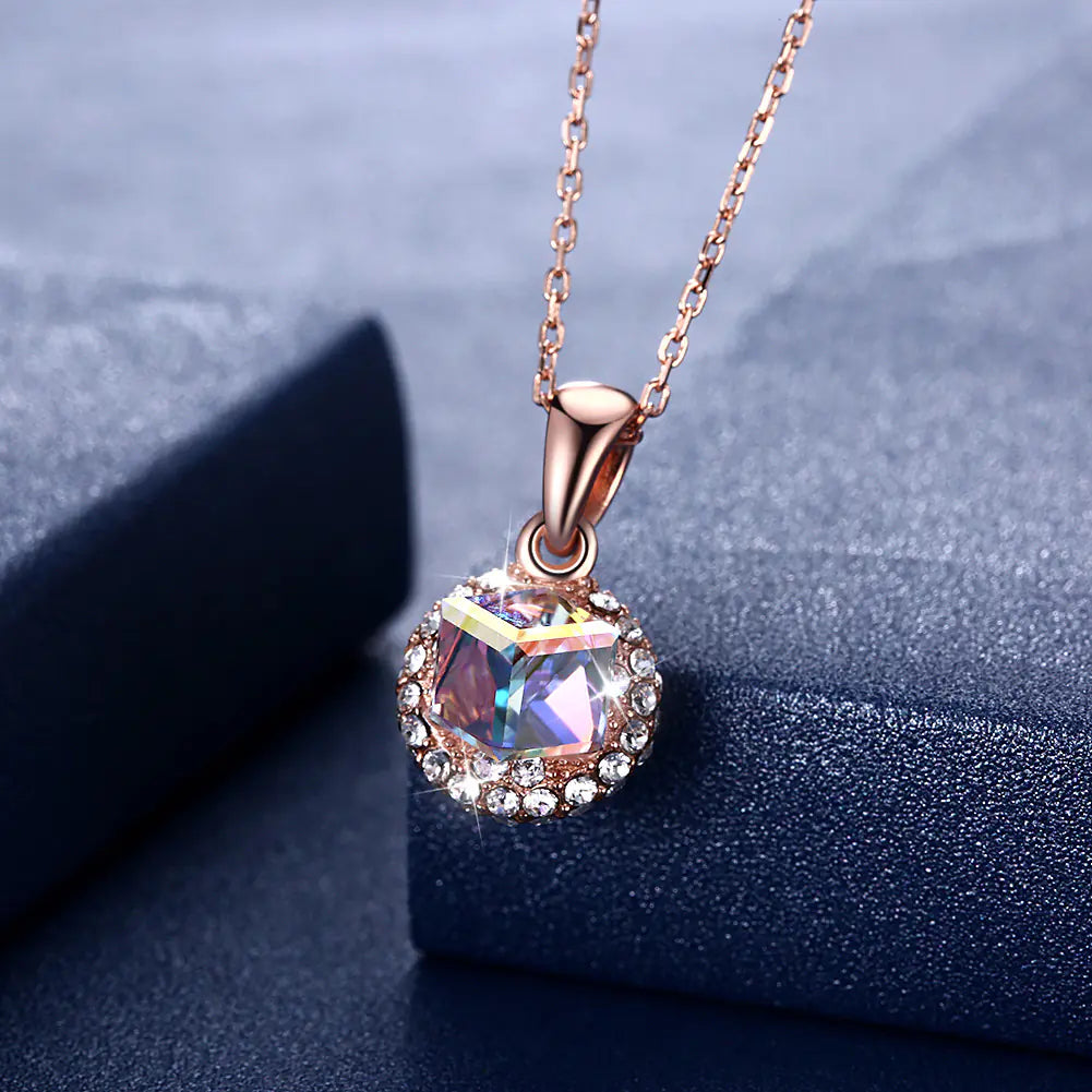 Nowy naszyjnik z kryształami Swarovski i geometrycznym wisiorkiem.