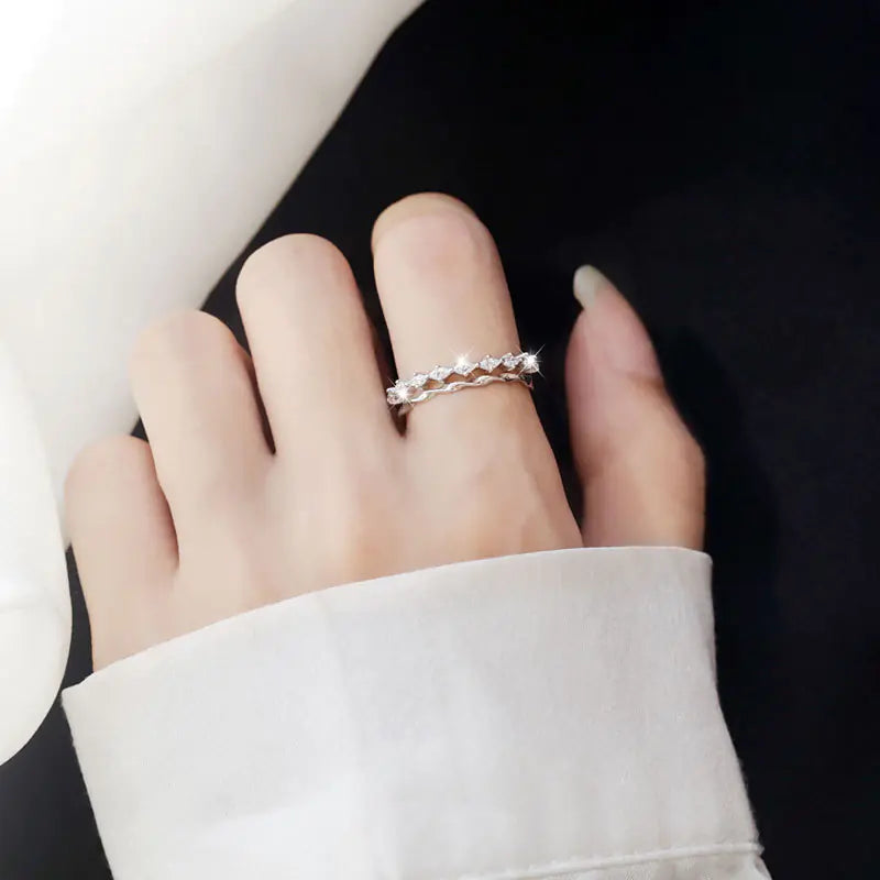 Srebrny pierścionek S925 z podwójną warstwą i cyrkoniami – elegancki design