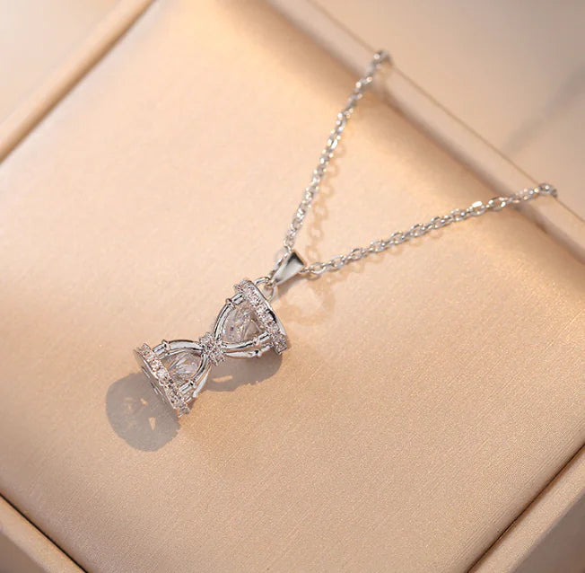 Elegancki naszyjnik z zawieszką w kształcie klepsydry i akcentami z cyrkonii