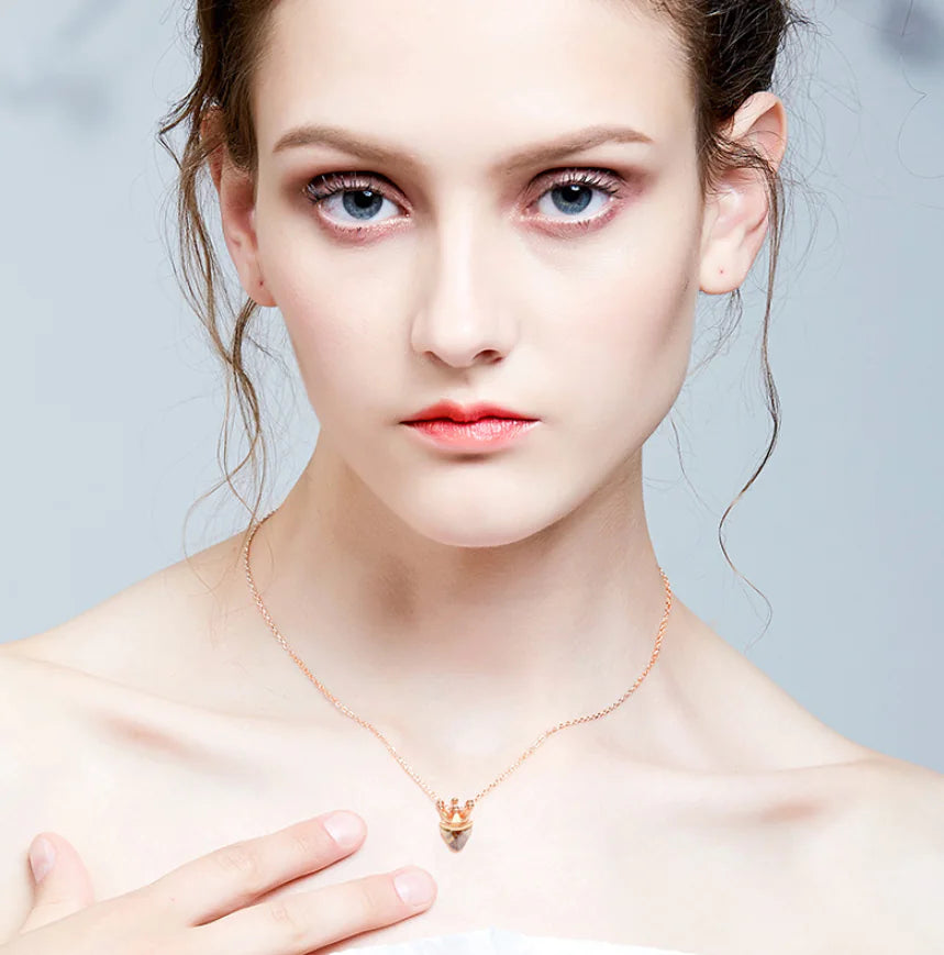 Naszyjnik korona z kryształami Swarovski marki Xideer.