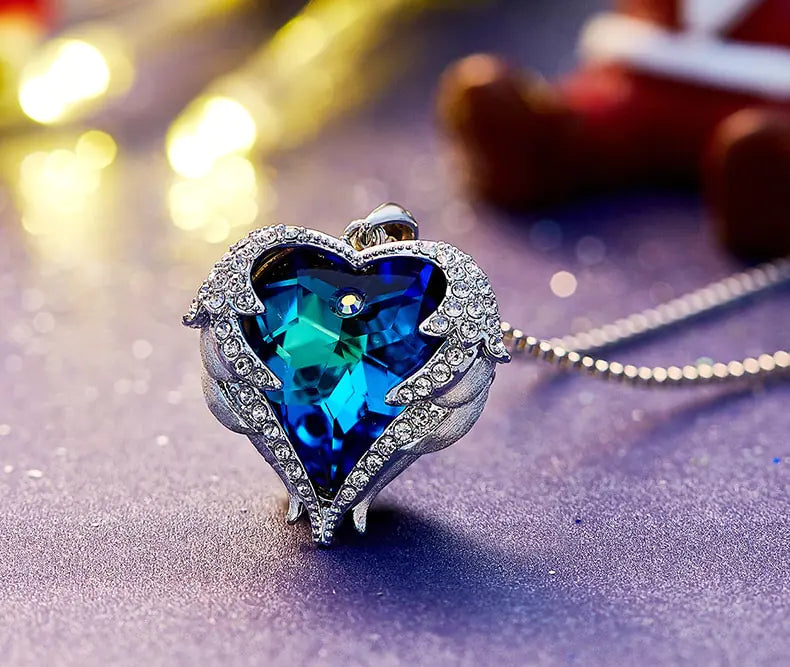 Swarovski Crystal Heart Angel Necklace – Luksusowy srebrny naszyjnik z anielskim sercem.