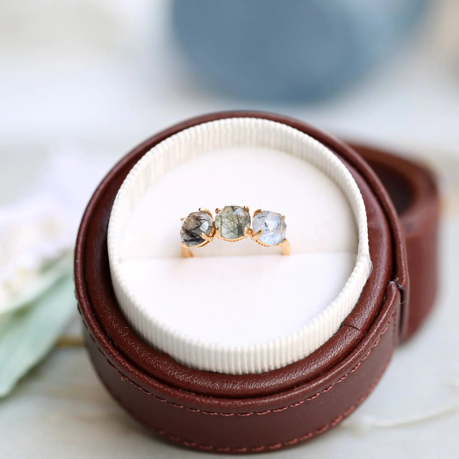 Japoński minimalistyczny pierścionek ze srebra próby 925 z naturalnym kryształem