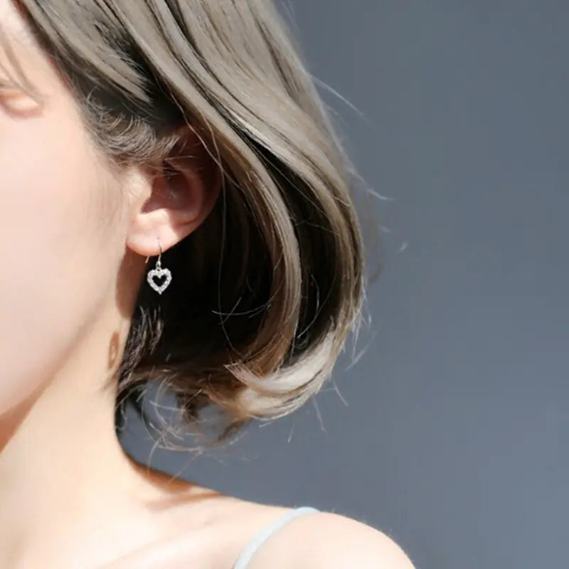 Charming heart-shaped earrings made of S925 silver for girls
