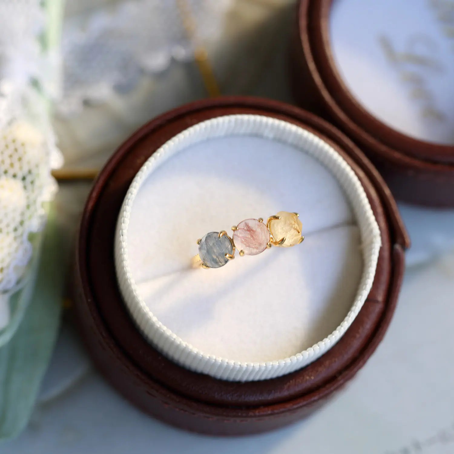 Japoński minimalistyczny pierścionek ze srebra próby 925 z naturalnym kryształem