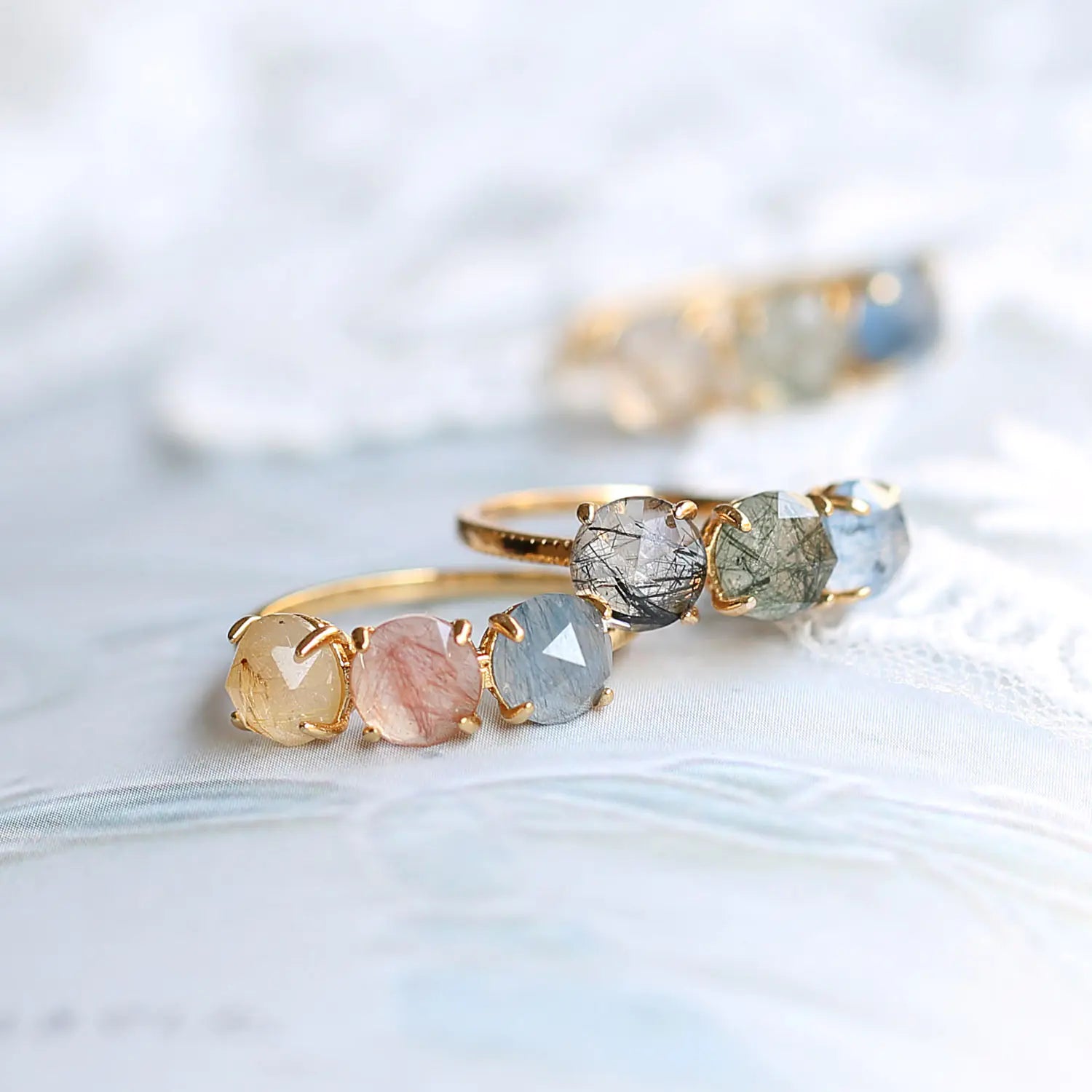 Japoński minimalistyczny pierścionek ze srebra próby 925 z naturalnym kryształem