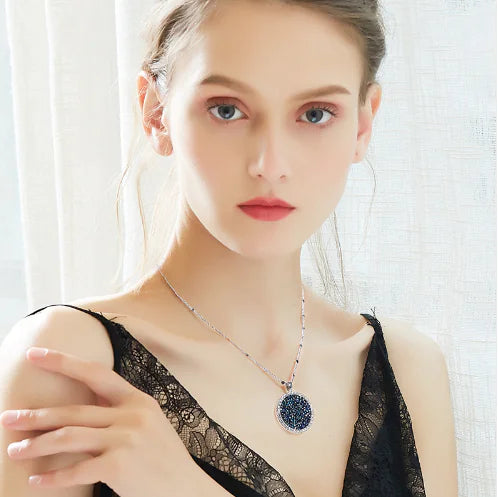 Okrągły naszyjnik z kryształami Swarovski.