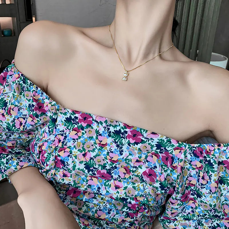 Elegancki naszyjnik z zawieszką w kształcie klepsydry i akcentami z cyrkonii