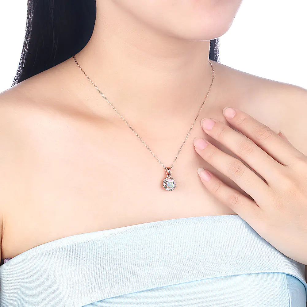 Nowy naszyjnik z kryształami Swarovski i geometrycznym wisiorkiem.