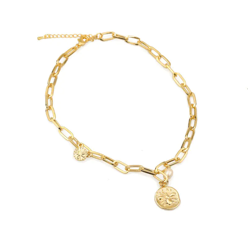 Naszyjnik z perłami i zawieszką – pająk, gwiazda i moneta na łańcuszku