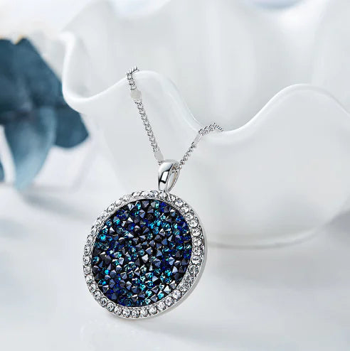 Okrągły naszyjnik z kryształami Swarovski.