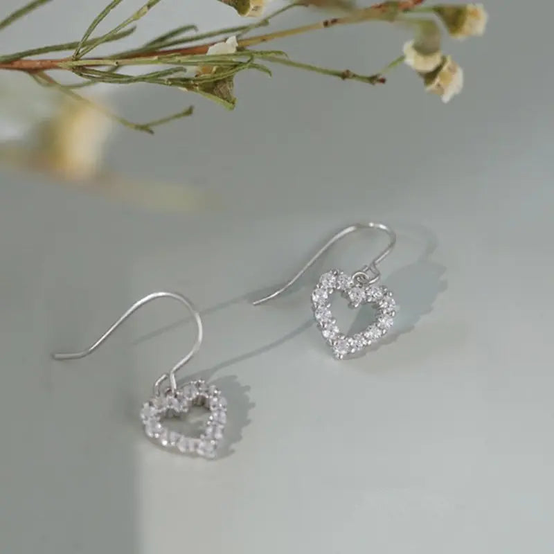 Charming heart-shaped earrings made of S925 silver for girls