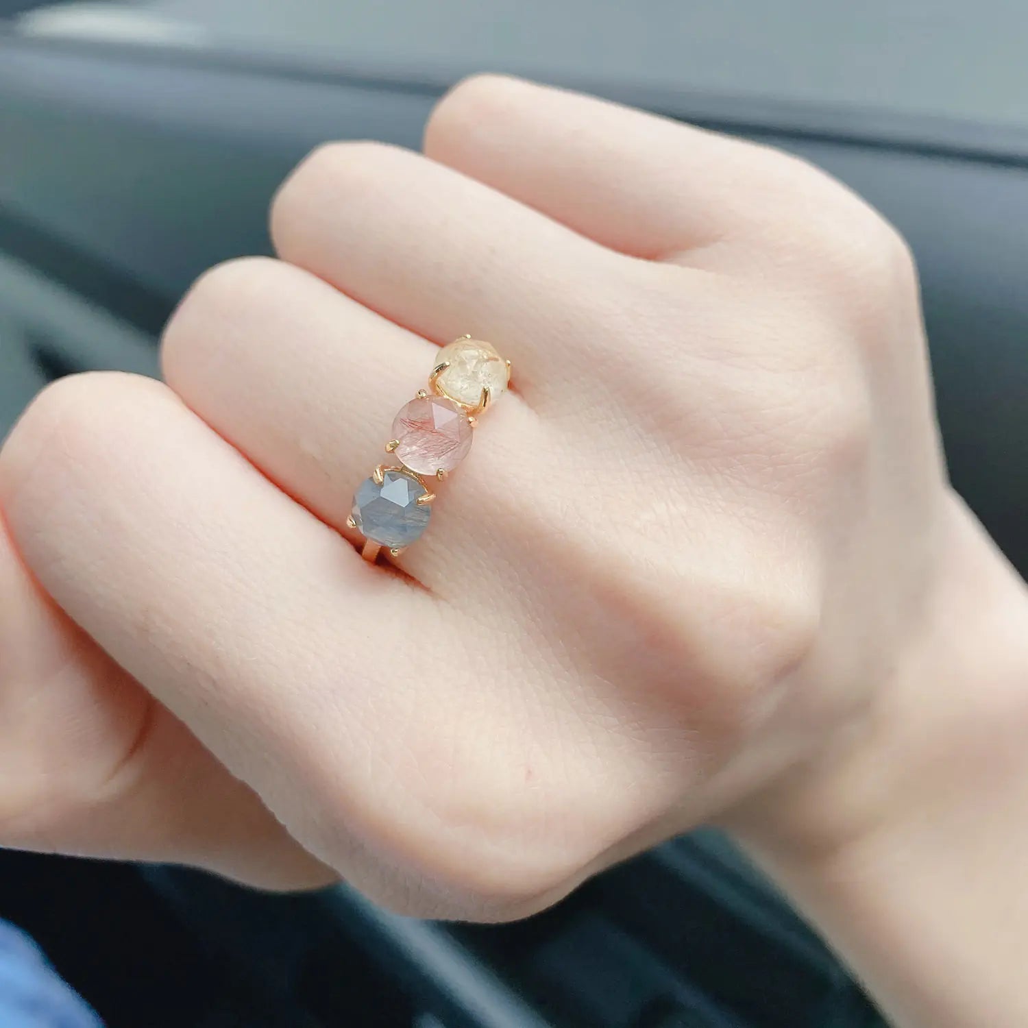 Japoński minimalistyczny pierścionek ze srebra próby 925 z naturalnym kryształem