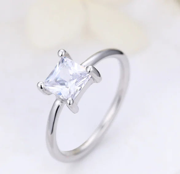 Luksusowy Srebrny Pierścionek Zaręczynowy z Kwadratowym Diamentem