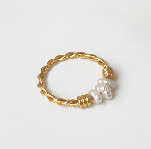 Pierścionek z naturalnych pereł słodkowodnych – ręcznie pleciony w stylu „Fried Dough Twists”