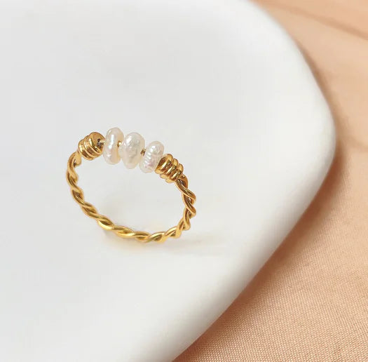 Pierścionek z naturalnych pereł słodkowodnych – ręcznie pleciony w stylu „Fried Dough Twists”