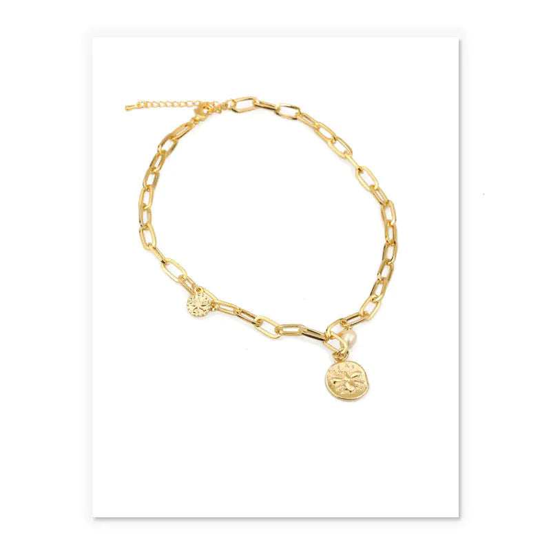 Naszyjnik z perłami i zawieszką – pająk, gwiazda i moneta na łańcuszku