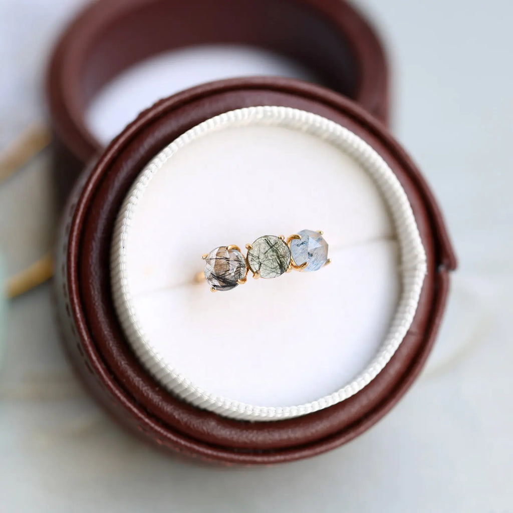 Japoński minimalistyczny pierścionek ze srebra próby 925 z naturalnym kryształem