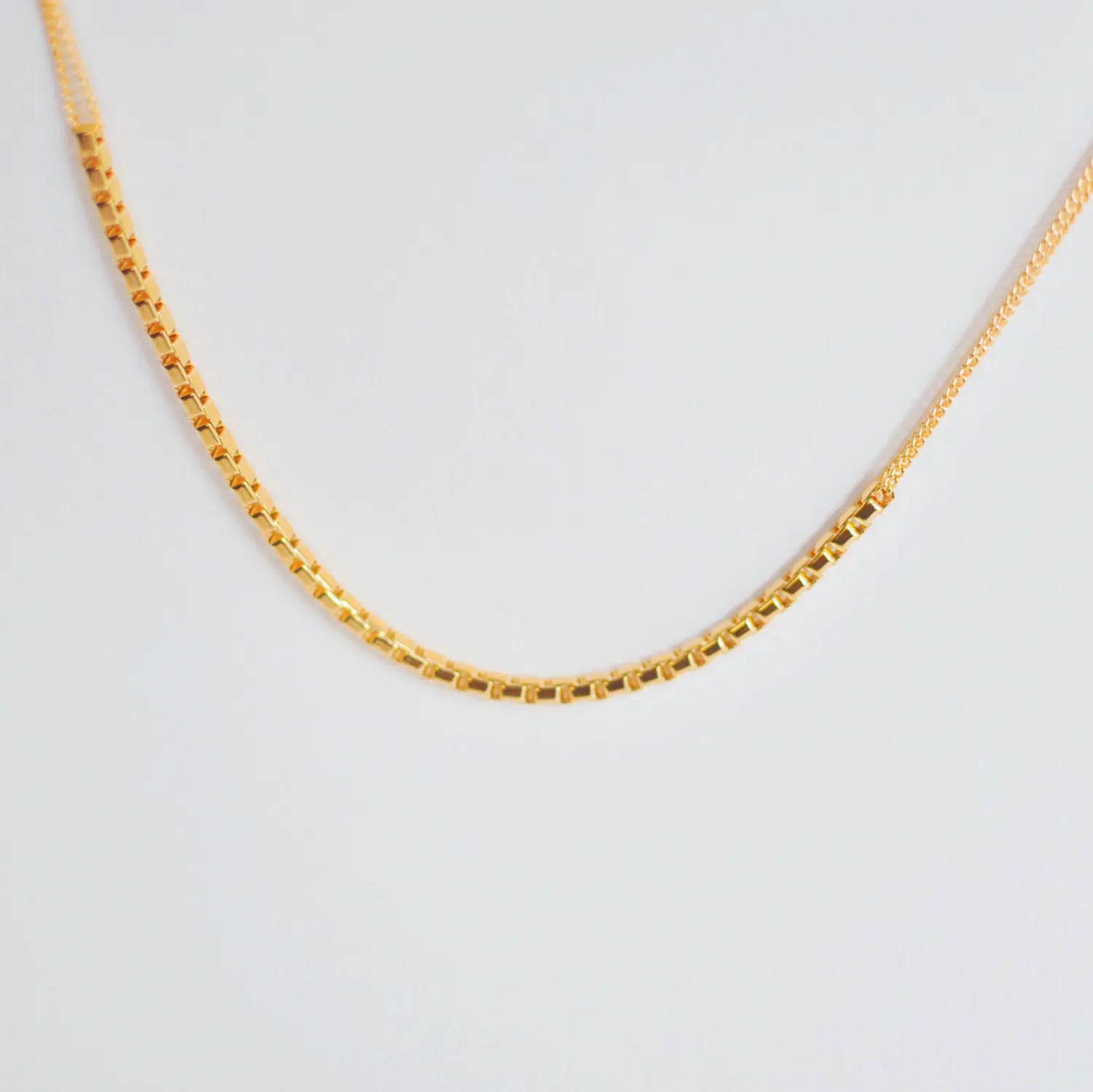 Naszyjnik MyOne z odporną na blaknięcie, próżniowo nakładaną powłoką złota i unikalnym wzorem