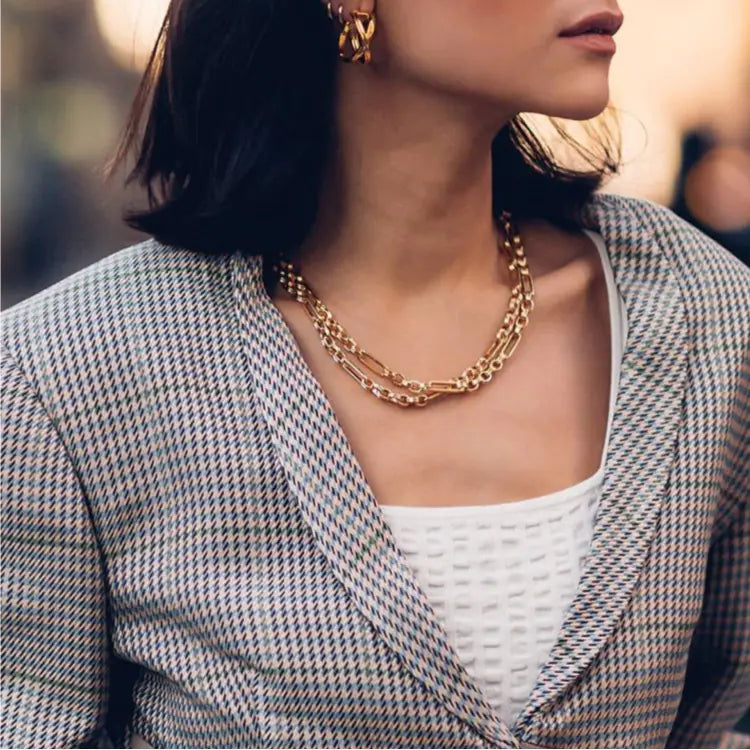 Gold-plated retro necklace with an oval pendant – stylish jewelry in a fashionable version