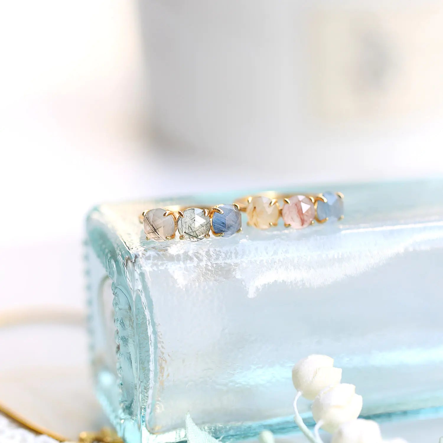 Japoński minimalistyczny pierścionek ze srebra próby 925 z naturalnym kryształem